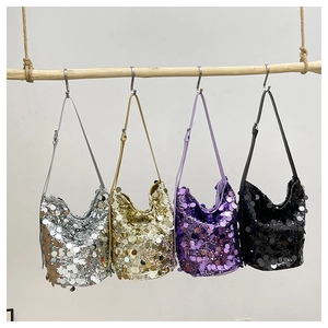 Dettaglio di borse a secchiello con paillettes in argento, oro, viola e nero con tracolla