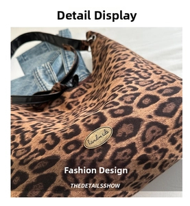 Dettaglio borsa shopper leopardata con targhetta dorata handmade e manico nero