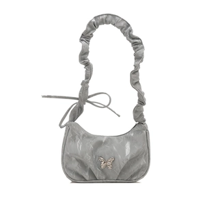 Graue Schultertasche aus Faltenleder mit silberner Schmetterlingsschnalle