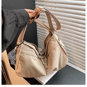 Détail du grand sac cabas en toile kaki avec large bandoulière et pendentif noeud