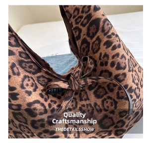 Dettaglio ravvicinato della borsa tote leopardata con fiocco decorativo in nastro