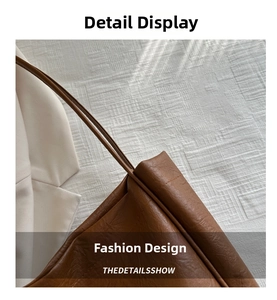 Gros plan détaillé sur la texture du cuir vintage marron foncé et la bandoulière