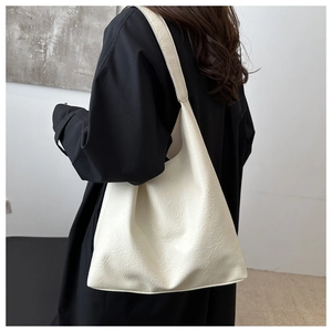 Detail einer weißen strukturierten Leder-Einkaufstasche im minimalistischen Design