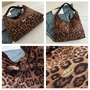 Dettagli della borsa leopardata con targhetta in metallo fatta a mano e fiocco