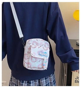 Détail du sac bandoulière blanc Hello Kitty avec sangle réglable et breloques en perles
