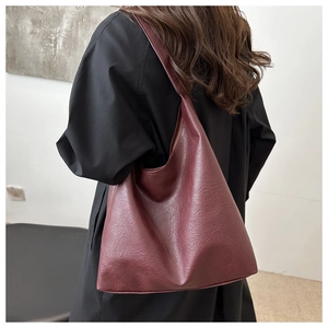 Detailansicht der weinroten Shopper-Tasche aus mattem Kunstleder mit natürlicher Textur