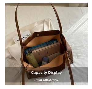Vue de dessus d'un sac cabas spacieux contenant une tablette et un parapluie