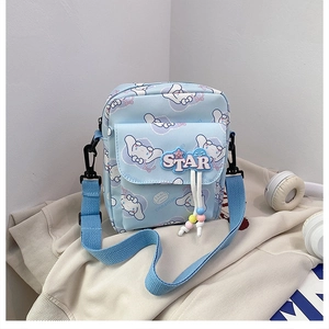 Détail de la sacoche Cinnamoroll bleu clair avec badge étoile sur tissu en maille
