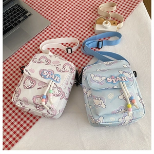Détail des sacs Hello Kitty et Cinnamoroll avec patch étoile et perles colorées
