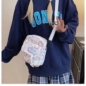Gros plan détaillé du sac à bandoulière blanc Hello Kitty avec pendentif en perles coloré