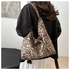 Dettaglio della borsa tote leopardata con fiocco marrone e trama in finto scamosciato