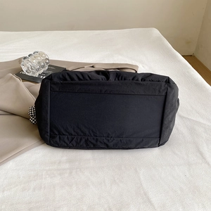Grand sac fourre-tout noir minimaliste en nylon, vue latérale et vue du dessous
