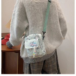Détail du sac Pochacco vert menthe avec écusson Star et franges de perles colorées