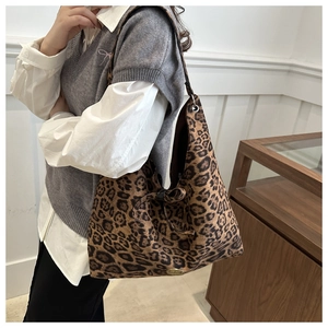 Dettaglio della borsa tote leopardata con trama morbida e decorazione a fiocco