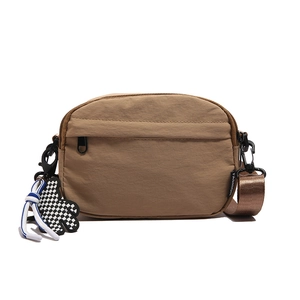 Sac bandoulière imperméable en nylon kaki avec sangle réglable et étiquette mode