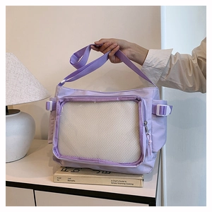Détail du sac ita violet clair avec une grande fenêtre transparente et bandoulière réglable