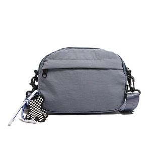 Borsa a tracolla minimalista in nylon blu grigio con tracolla regolabile e ciondolo orso