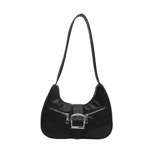 Sac hobo croissant noir minimaliste avec boucle argentée et fermetures éclair décoratives