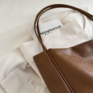 Grand sac fourre-tout marron en similicuir pour femme avec texture souple et style minimaliste