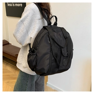 Streetstyle-weergave van een zwarte nylon rugzak van waterdicht materiaal met hoge dichtheid