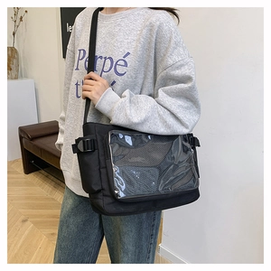 Vue latérale d'un sac messager en toile noire avec poche transparente en PVC sur modèle