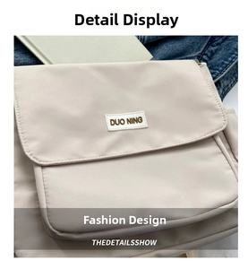Dettaglio della borsa a tracolla beige in tela minimalista con trama in nylon