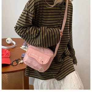 Roze canvas crossbodytas met schattige worsthondprint en een kleine hondenhanger