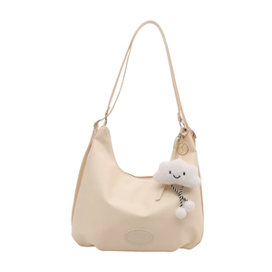 Elegante borsa a mezzaluna beige in ecopelle con un simpatico ciondolo a nuvola