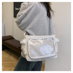 Vue détaillée du sac ita en toile blanche avec fenêtre transparente et bandoulière