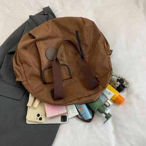 Borsa tote capiente in nylon marrone caramello per viaggi ed elementi essenziali