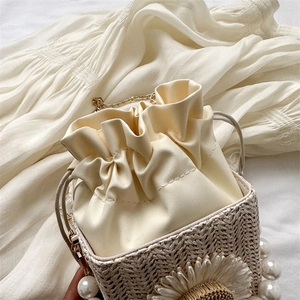 Straw pearl bucket bag with daisy decor and chain strap for summer beach style