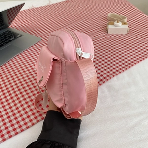 Piccola borsa a tracolla rosa chiaro in nylon con cerniera e tracolla larga