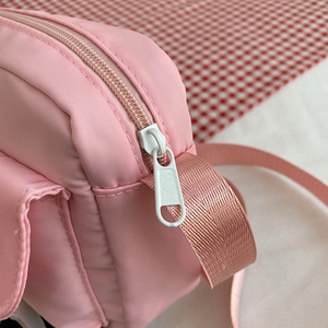 Borsa a tracolla rosa in nylon impermeabile con cerniera e cinturino regolabile