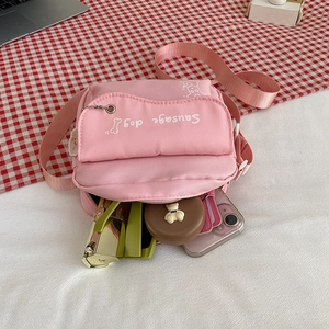Borsa a tracolla rosa in nylon per cellulare con stampa bassotto e accessori all'interno