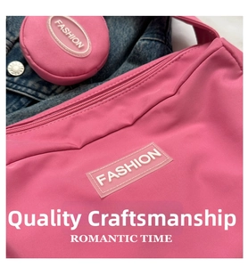 Dettaglio della borsa tote in nylon rosa con etichetta fashion e piccola bustina rotonda