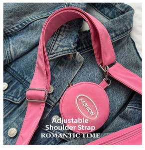 Détail d'une bandoulière rose réglable avec boucle argentée et petit sac rond assorti