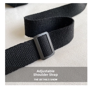 Détail de la bandoulière tissée noire réglable avec une boucle en plastique robuste