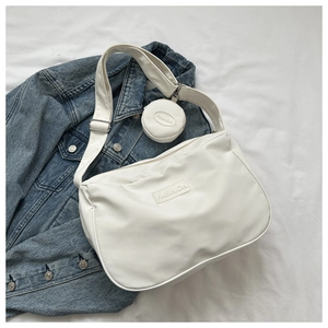 Détail du sac bandoulière en nylon blanc avec mini pochette et logo Fashion sur denim