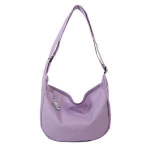 Sac bandoulière demi-lune lavande avec sangle réglable et charmant pendentif nuage