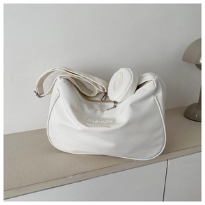 Dettaglio della borsa a mezzaluna in nylon bianco con tracolla e mini borsellino