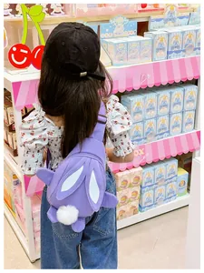 Detailansicht der lila Hasen-Brusttasche mit Plüschschwanz und 3D-Lange Ohren für Kinder
