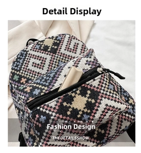 Détail d'un sac à dos ethnique tissé avec motifs géométriques et poche avant pour maquillage
