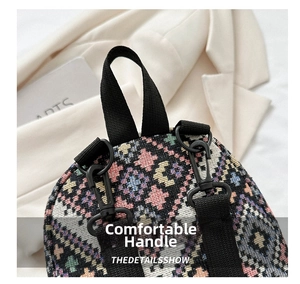 Détail d'un sac à dos jacquard ethnique avec motifs géométriques et poignée noire