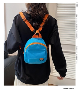 Vue arrière d'un mini sac à dos en toile bleu et orange pour un look décontracté