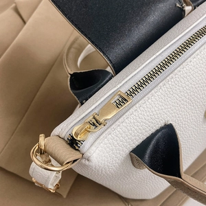 Borsa a secchiello minimalista in pelle martellata bianca con finiture nere e oro