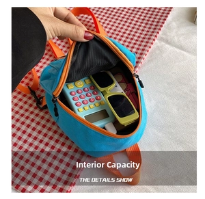 Vue de dessus de l'intérieur du mini sac à dos montrant l'espace pour lunettes et mobile
