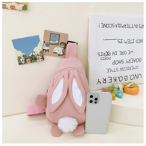 Detailansicht der pinkfarbenen Kaninchen-Brusttasche mit Plüschschwanz und Nylongewebe