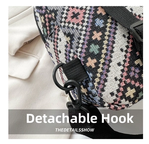 Détail du crochet amovible en plastique et de la sangle tissée aux motifs ethniques