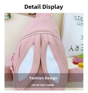 Detailaufnahme der rosa Kaninchen-Brusttasche für Mädchen mit niedlichen 3D-Plüschohren