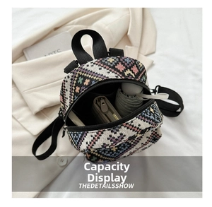 Détail du sac à dos tissé ethnique montrant l'espace pour parapluie et portefeuille